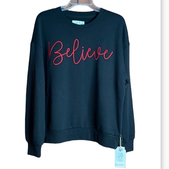1897 Women’s Christmas “Believe” Sweatshirt - NWT - Picture 1 of 2